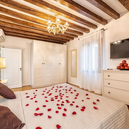 Casanova Fenice - Canal View Venice Room photo