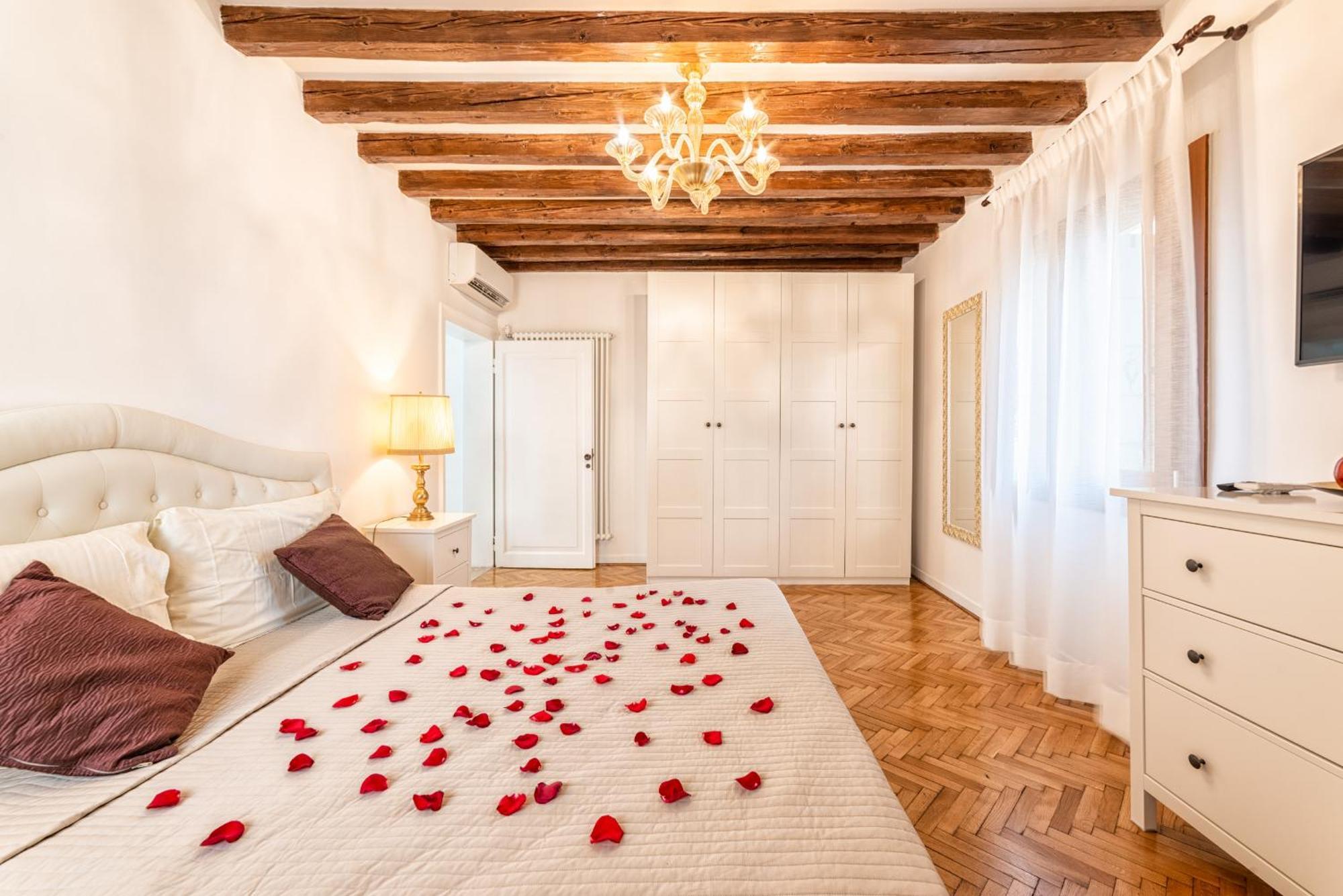 Casanova Fenice - Canal View Venice Room photo