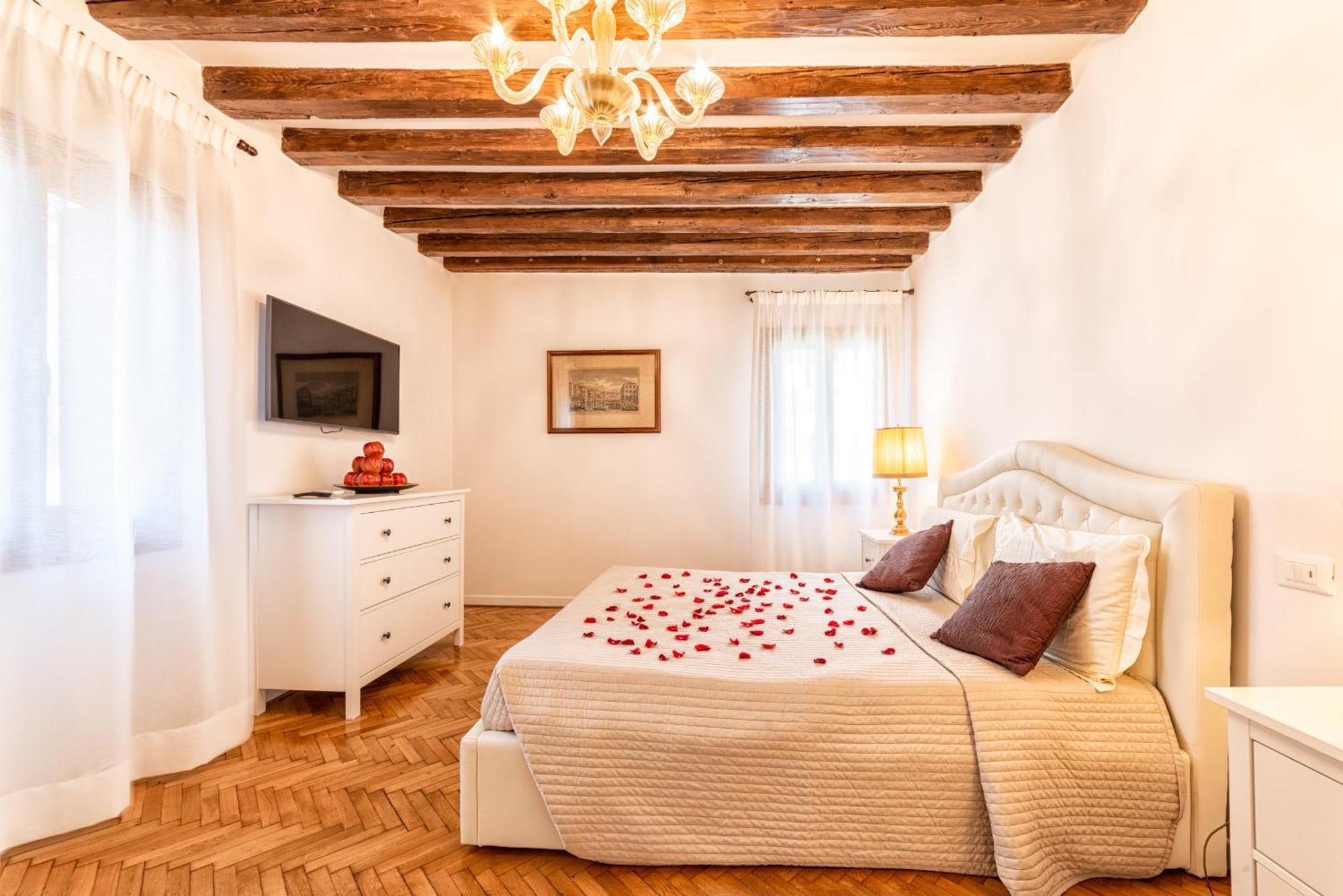 Casanova Fenice - Canal View Venice Room photo