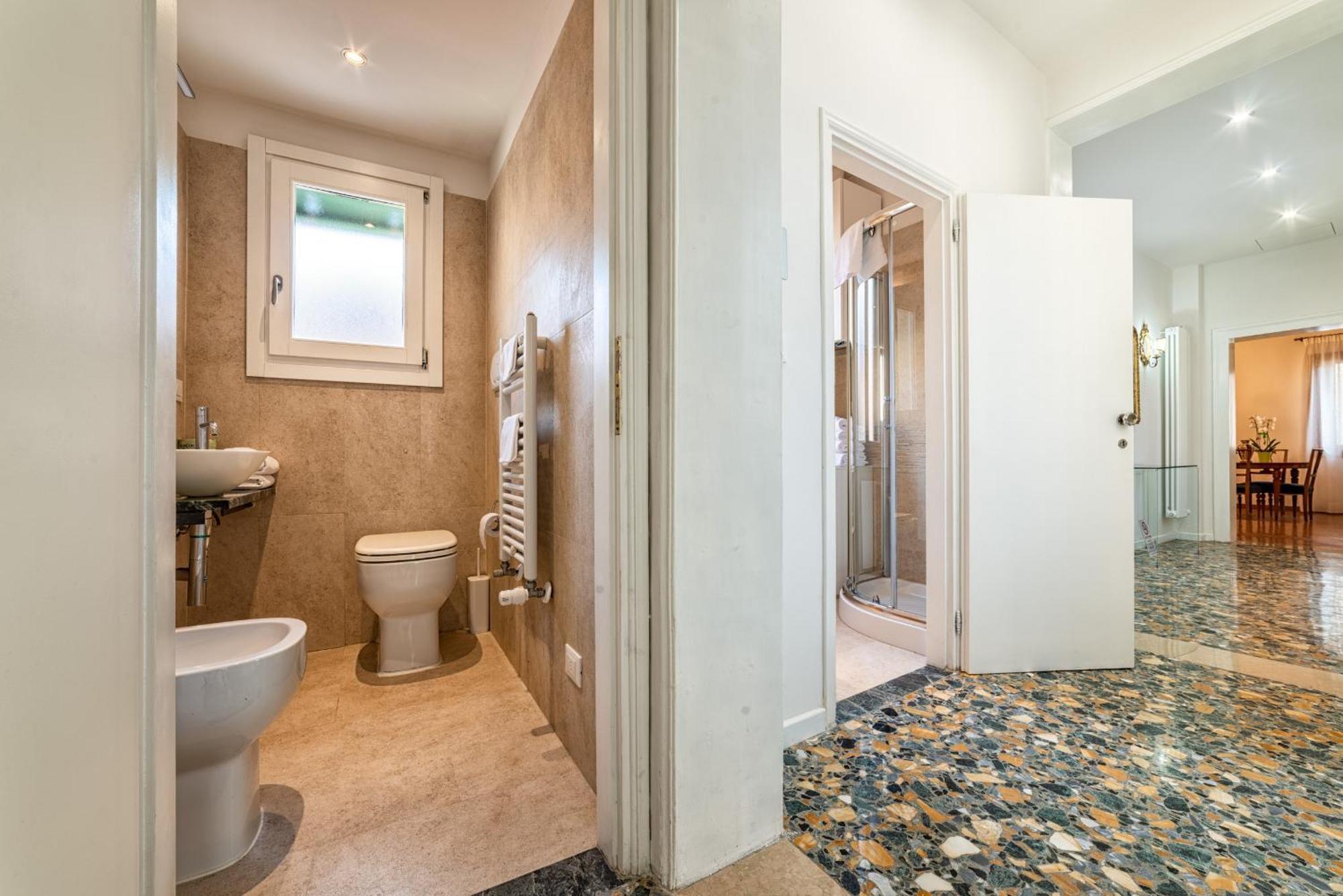 Casanova Fenice - Canal View Venice Room photo