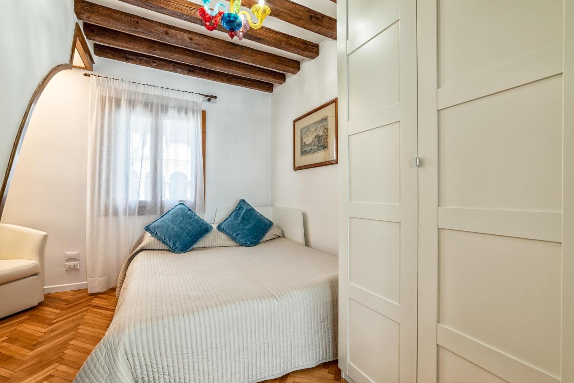 Casanova Fenice - Canal View Venice Room photo