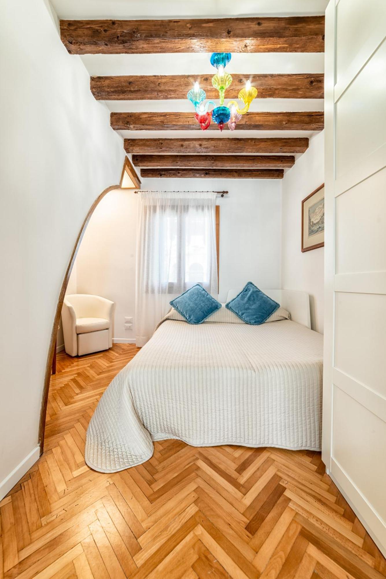 Casanova Fenice - Canal View Venice Room photo