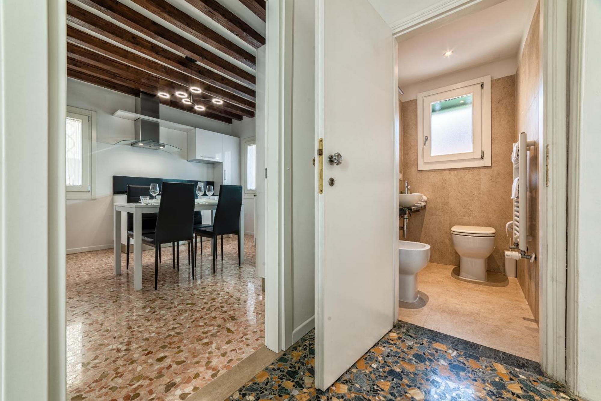 Casanova Fenice - Canal View Venice Room photo