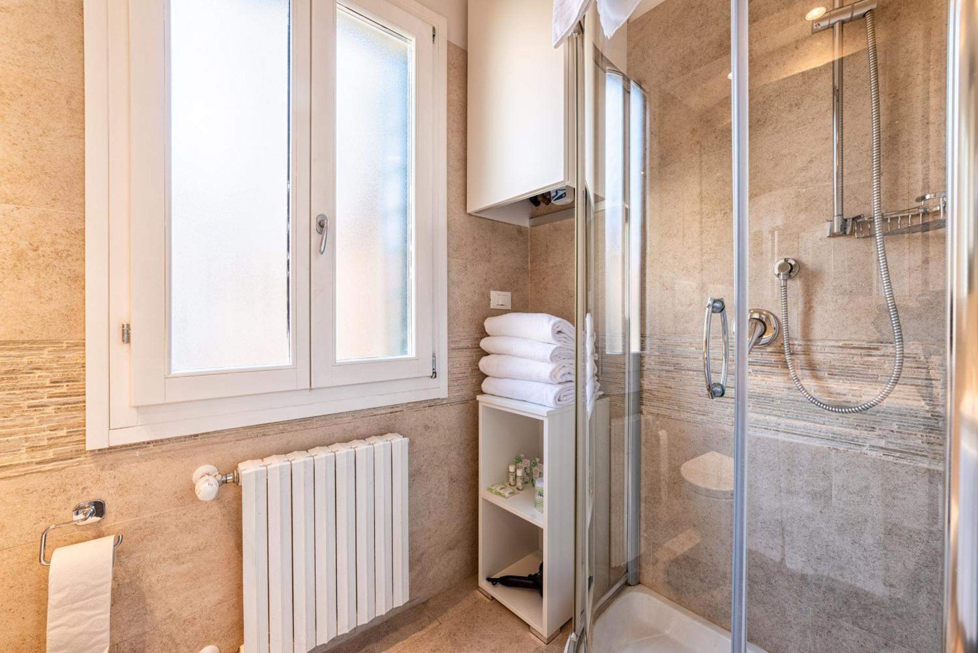 Casanova Fenice - Canal View Venice Room photo
